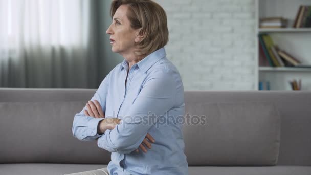 Seniorin auf Couch sitzend, depressiv, psychische Probleme, Krise — Stockvideo