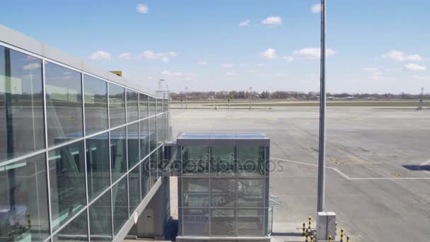 Hermosa vista de la pista y la terminal de vidrio en el aeropuerto, la industria aeronáutica — Vídeo de stock