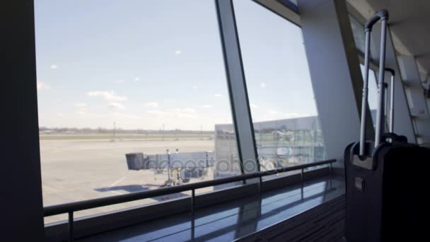 Blick durch Terminal-Fenster, Gate und leere Landebahn am Flughafen, Transport — Stockvideo