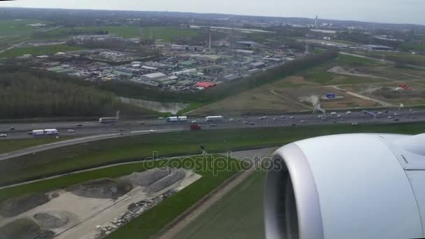 Trafic actif sur autoroute vu de la fenêtre de l'avion, atterrissage de l'avion, transport — Video