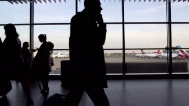 Siluetleri yürüyüş terminal binası, iş gezisi, Havaalanı yolcu
