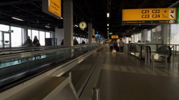 Personas con maletas caminando a la sala de salida en la terminal del aeropuerto, viajando — Vídeos de Stock