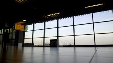 Havaalanı, seyahat, siluetleri kapıda yürüme iş adamları heyeti