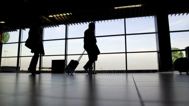 Vista inferior de las piernas de los pasajeros caminando en la terminal del aeropuerto, viajes, vacaciones — Vídeo de stock