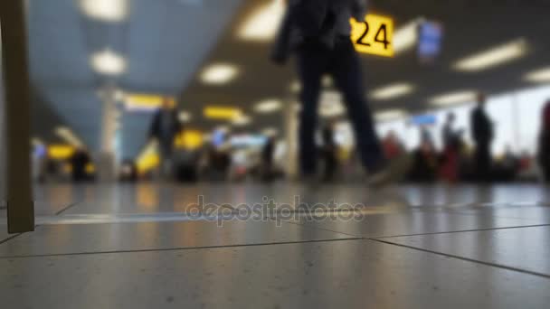 Passagiers lopen in de vertreklounge, luchthaven, reizen door luchtvaartmaatschappijen — Stockvideo