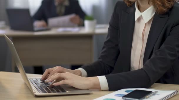 Nachdenkliche Geschäftsfrau tippt auf Laptop im Büro, Sekretärin bei der Arbeit — Stockvideo