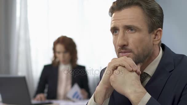 Geschäftsmann sitzt im Büro und träumt vom Sommerurlaub, Träumerei — Stockvideo