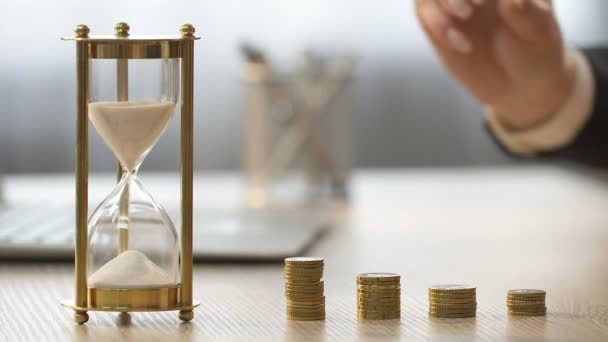 Czas to pieniądz. Kobieta w kolorze wprowadzenie monet na stole, pani pracę w biurze — Wideo stockowe