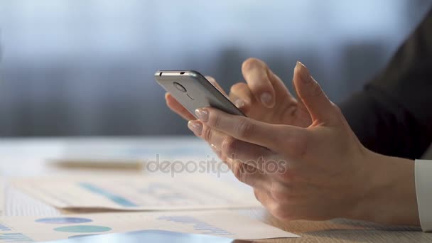 Zakenvrouw scrollen op de mobiele telefoon, zakelijke toepassing, close-up — Stockvideo
