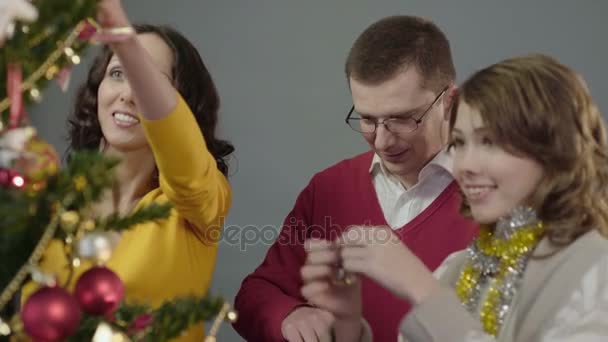 Przyjazny dla rodziny radośnie dekorowanie choinki w Wigilię święta jasne — Wideo stockowe