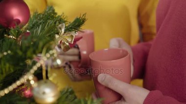 İnsanlar sıcak cappuccino içmeye, Noel ağacı ışıkları hayran ve sohbet