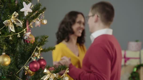 Feliz casal amoroso dançando na festa de Natal, dizendo desejos um ao outro — Vídeo de Stock