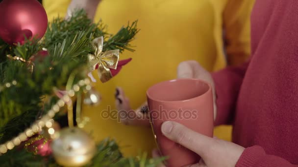 Mann und Frau halten Tassen mit köstlichem warmen Getränk in der Hand, Weihnachtsstimmung — Stockvideo