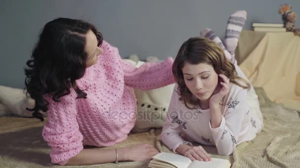 Mamá escuchando atentamente a su hija leyendo el libro de cuentos para dormir, familia feliz — Vídeo de stock