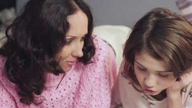 Dikkatle dinliyor okuma ve çocukluğunu hatırlamak kızı anne