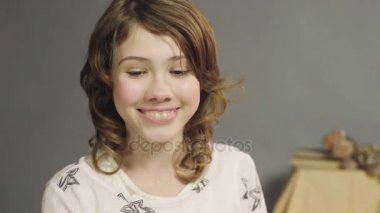 İçtenlikle sevindirici baloncuklar sabun, çocukluk anları sihir sevimli küçük kız