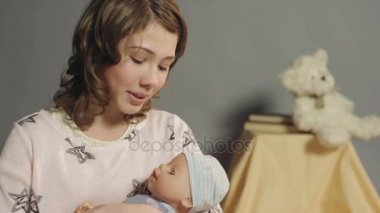 Kız bebek kardeşi veya kız kardeşi hakkında rüya için ihale ses şarkı ninni
