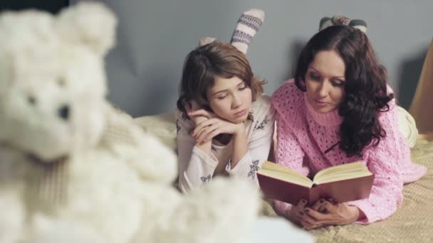 Mamma och dotter bekvämt i sängen, läsa sagor och drömmer — Stockvideo