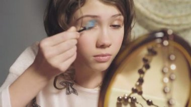 Kadın çocuk kız göz farı, beceriksizce kullanarak yetişkin gibi bakmak istiyor