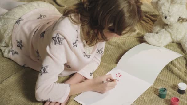 Getalenteerde meisje netjes tekenen met gouache mooie bloemen in haar album, hobby — Stockvideo