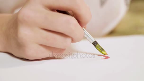 Dreamful meisjes hand tekening klein hartje in album, eerste liefde, romantische sfeer — Stockvideo