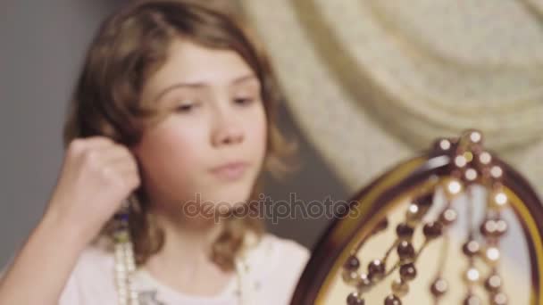 Mała dziewczynka ogląda odbicie lustrzane, montażu matki kolczyk, dzieciństwo — Wideo stockowe