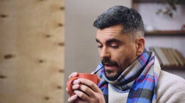 Grip belirtileri kaldırmak için ilaç ile sıcak çay içme zayıf hastalıklı erkek