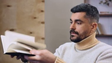 Muhafazakar adam para zulasını kitaplar, tasarruf arasında çılgınca arıyorsunuz
