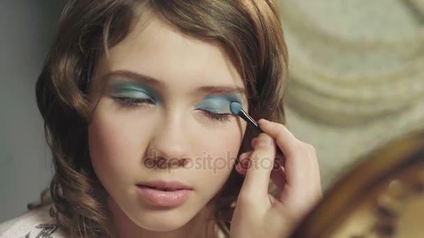 Joven colegiala pintando sus ojos con sombra de ojos, primer maquillaje, creciendo — Vídeo de stock