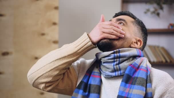 Homem pálido tomando analgésicos para aliviar a dor de dente aguda após a extração dentária — Vídeo de Stock