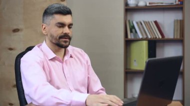 Baş bölümü on-line yapma konferans ile uzaktan çalışanlar örümcek ağı