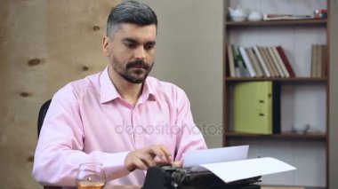 İlham yazar en çok satan kitabın sonraki bölüm yazmak konyak içmeye