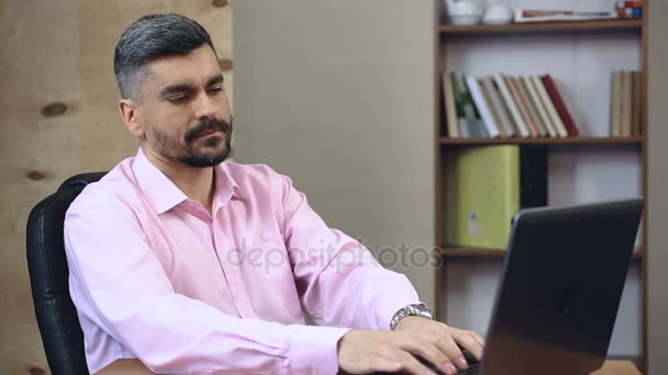 Trabajador de oficina masculino recibiendo una llamada telefónica del jefe, dando actualizaciones sobre el proyecto — Vídeo de stock