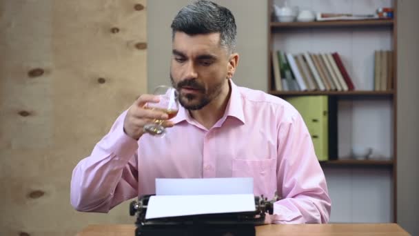 Libro de escritura del autor de la vieja escuela concentrado en la máquina de escribir de la vendimia en su oficina — Vídeos de Stock