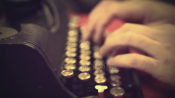 Teclista pulsando botones en la máquina de escribir vintage, archivos de vídeo retro — Vídeo de stock