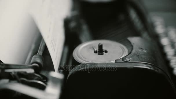 Uppfinningen av skrivmaskin maskin, retro publicerande företag, vintage objekt — Stockvideo