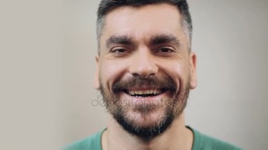 Sakallı adam yürekten gülüyor, yüz yakın çekim, olumlu duygular iyi ruh hali