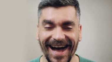 Gerçekten komik bir şaka, duygu ile yakın çekim yüz, gülen kendine güvenen adam