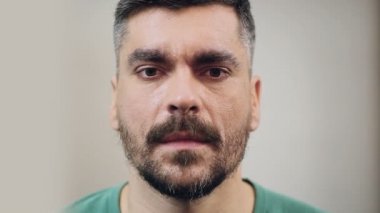 Umutsuz adamın karısı, duygu ile yakın çekim yüz ile hatırlamak boşanma ağlayan