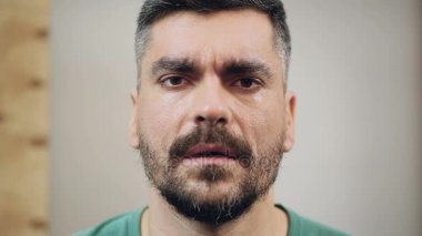 Umutsuzluk, hayal kırıklığı göz yaşları dökerek tamamen sıkıntılı adam