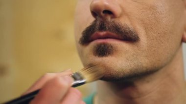 Politikacı duyuru ile basına gitmeden önce yapılan makyaj oluyor