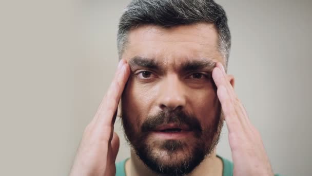 Man gevoel ernstige hoofdpijn veroorzaakt door de migraine, close-up gezicht met emotie — Stockvideo