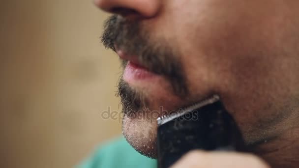 Masculino cuidadosamente barbear sua barba fora, cabelo grooming, higiene pessoal — Vídeo de Stock