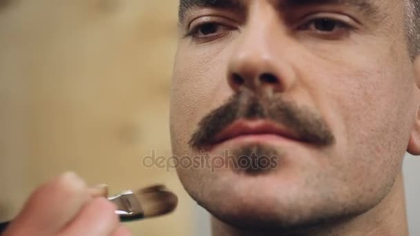 Actor está haciendo su maquillaje antes de ir al set, artista de maquillaje en el trabajo — Vídeo de stock