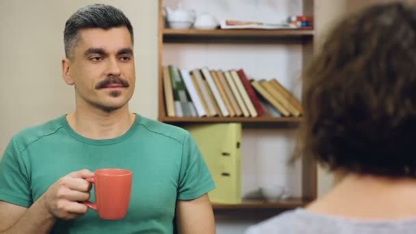 Dva kolegové dospělých obchodní komunikaci, pití kávy na oběd — Stock video