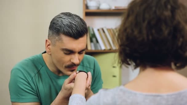 Mann küsst zärtlich die Hand seiner Freundinnen und gratuliert ihr zum Jubiläum — Stockvideo