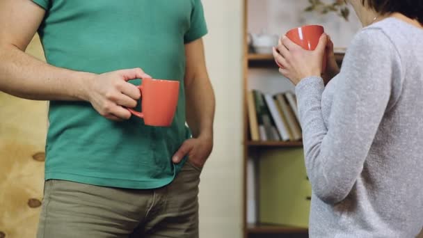 Paar verliefd praten over iets, lachen en koffie drinken — Stockvideo