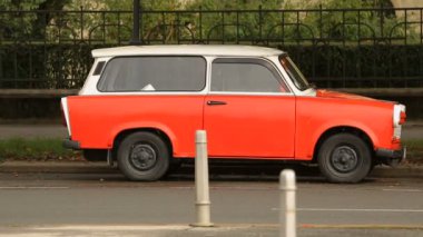 Yolda, şehrin ulaşım kırmızı retro tarzı otomobil park