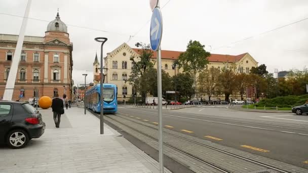 Zagreb, Horvátország - körülbelül 2014. szeptember: Városnézés a városban. Modern város villamos utast központi utcán, Zágráb, Horvátország — Stock videók