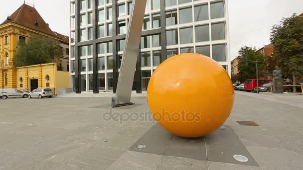 Escultura redonda naranja de pie cerca de Music Academy en Zagreb, arte moderno — Vídeos de Stock